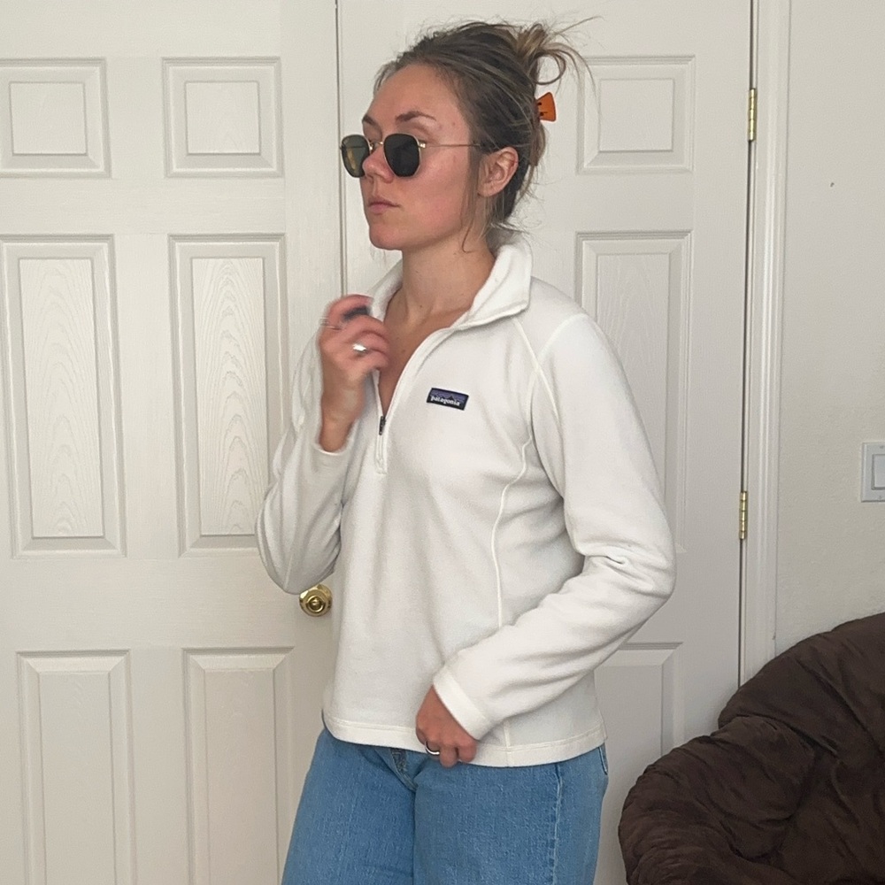 Patagonia white fleece for ski or outside sports to keep warm. Quarter zip